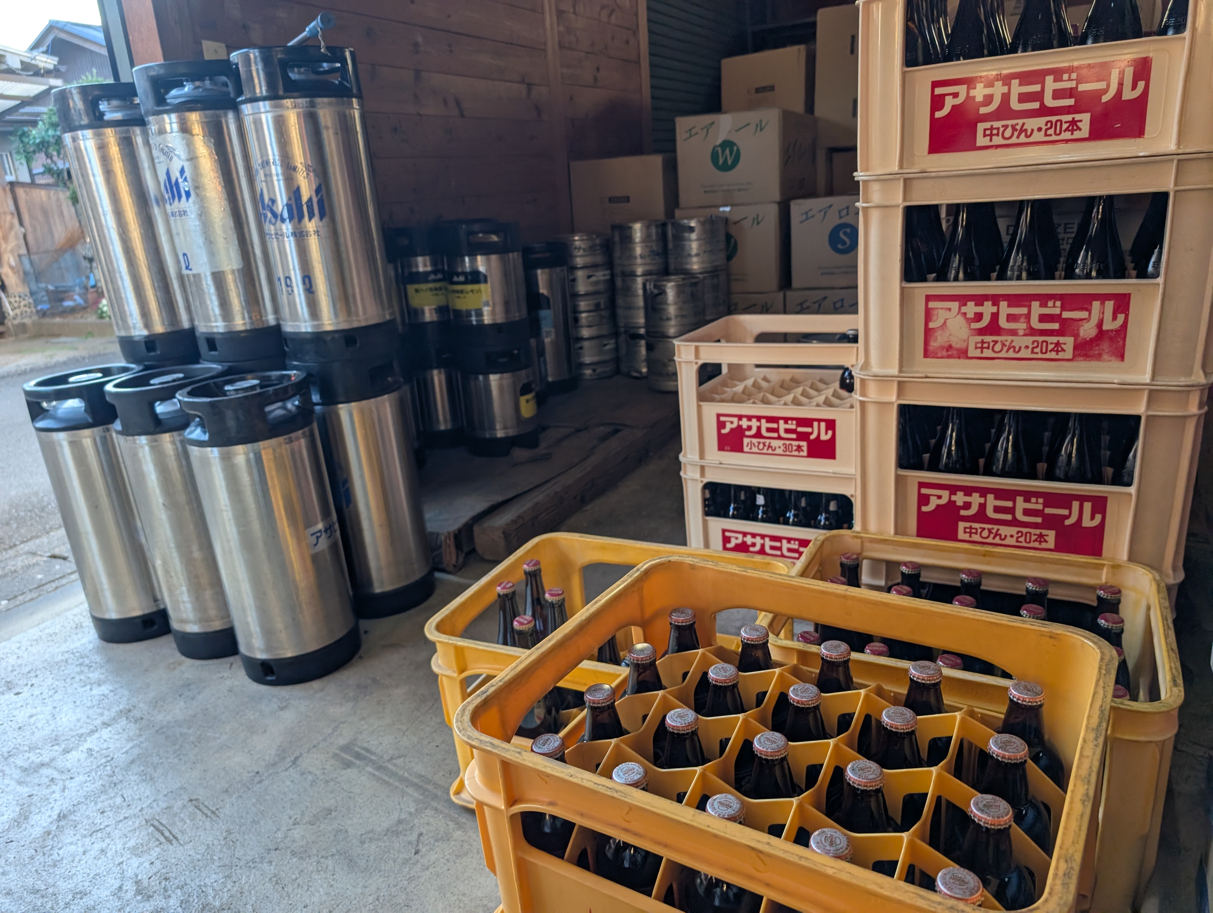 倉庫に並ぶビール樽・瓶ビールの在庫